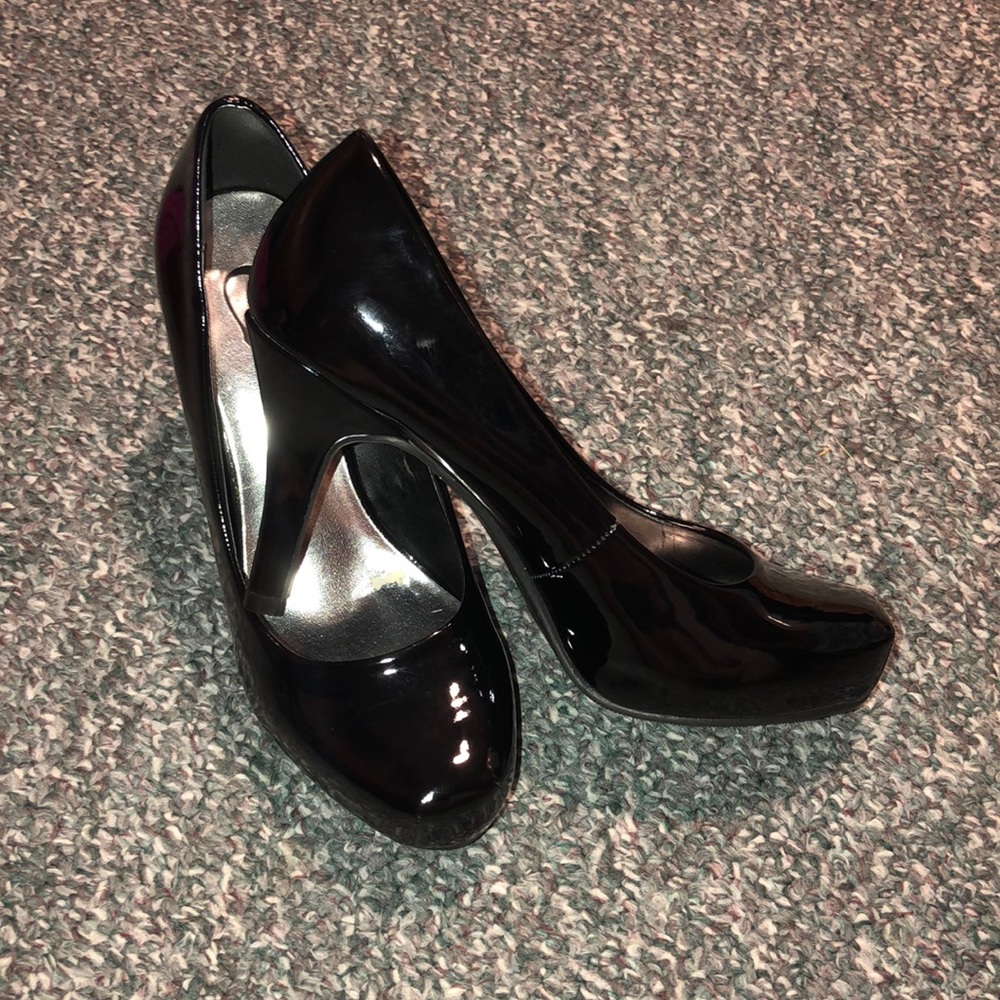 Black pumps